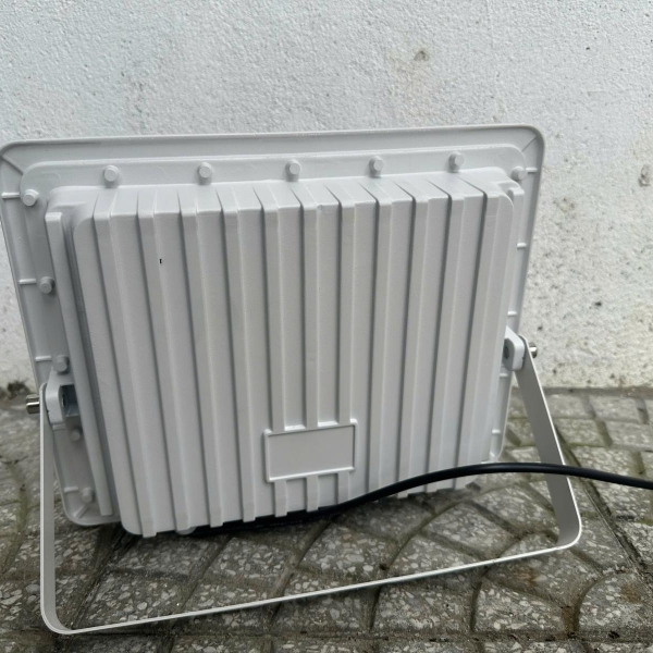 Đèn Năng lượng mặt trời Yisoko ánh sáng trắng M100, 200W, 300W, 400W HIỆN ĐẠI, CAO CẤP